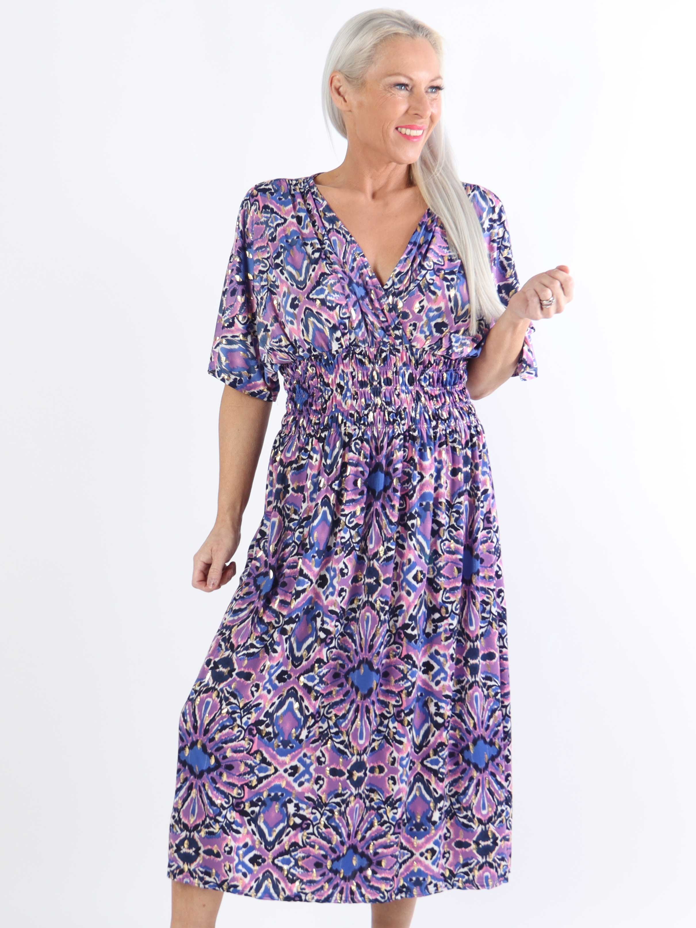 Pams Peacock Midi - Elastisk plussize kjole i print med guldmotiver